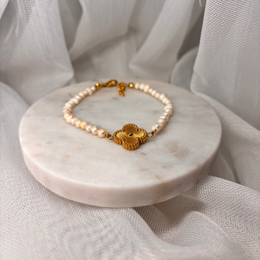 Verschiedene Armbänder mit Verschluss