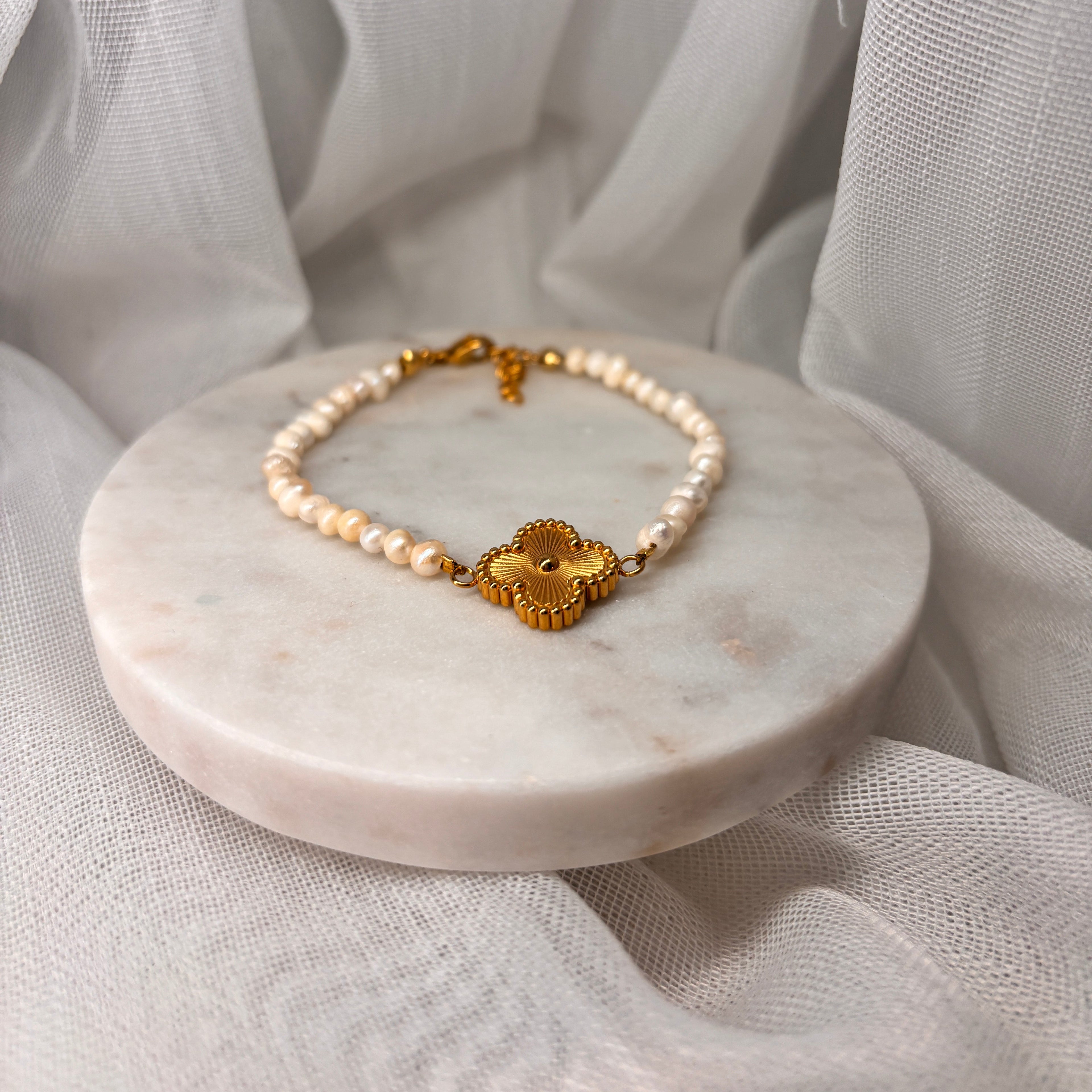 Verschiedene Armbänder mit Verschluss