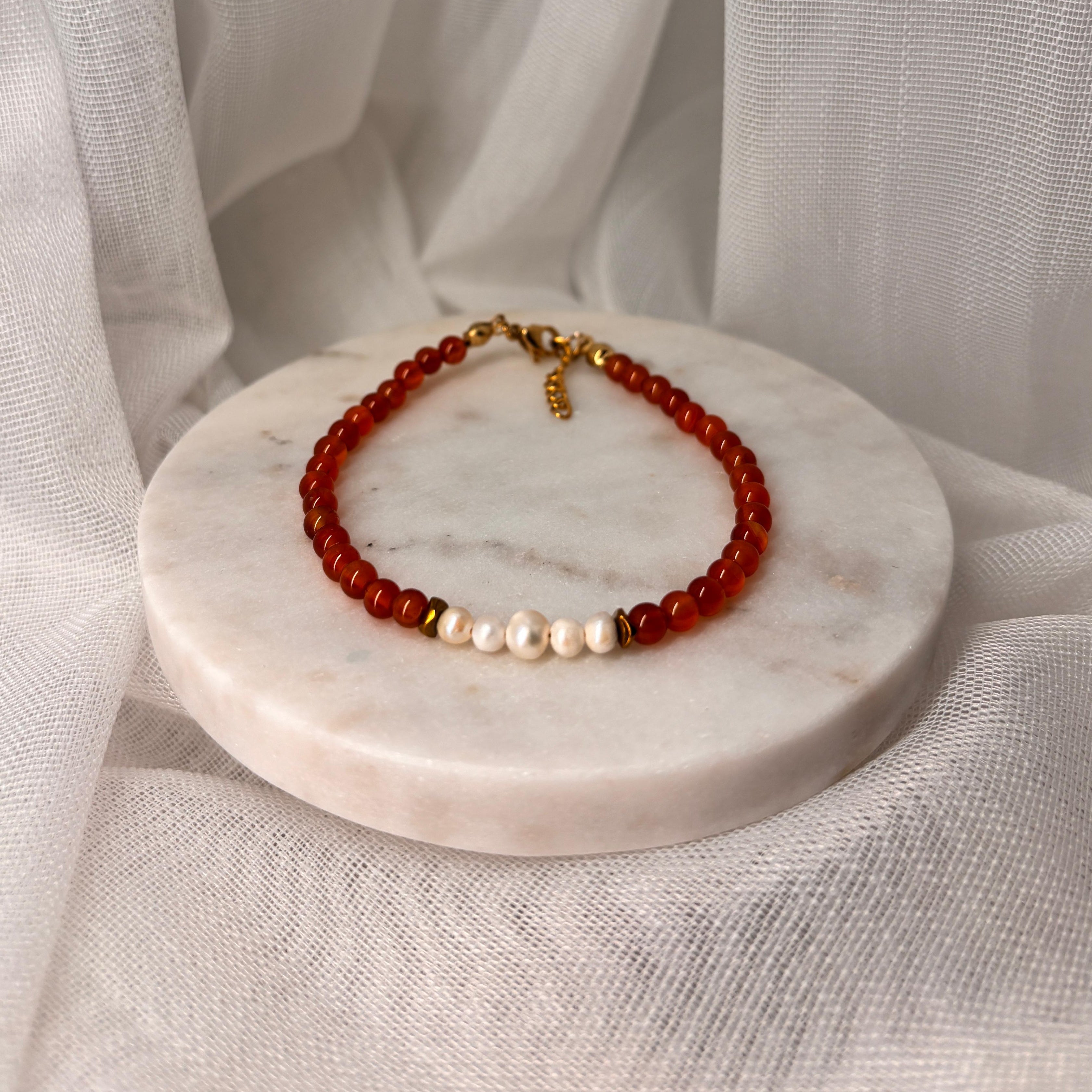 Verschiedene Armbänder mit Verschluss