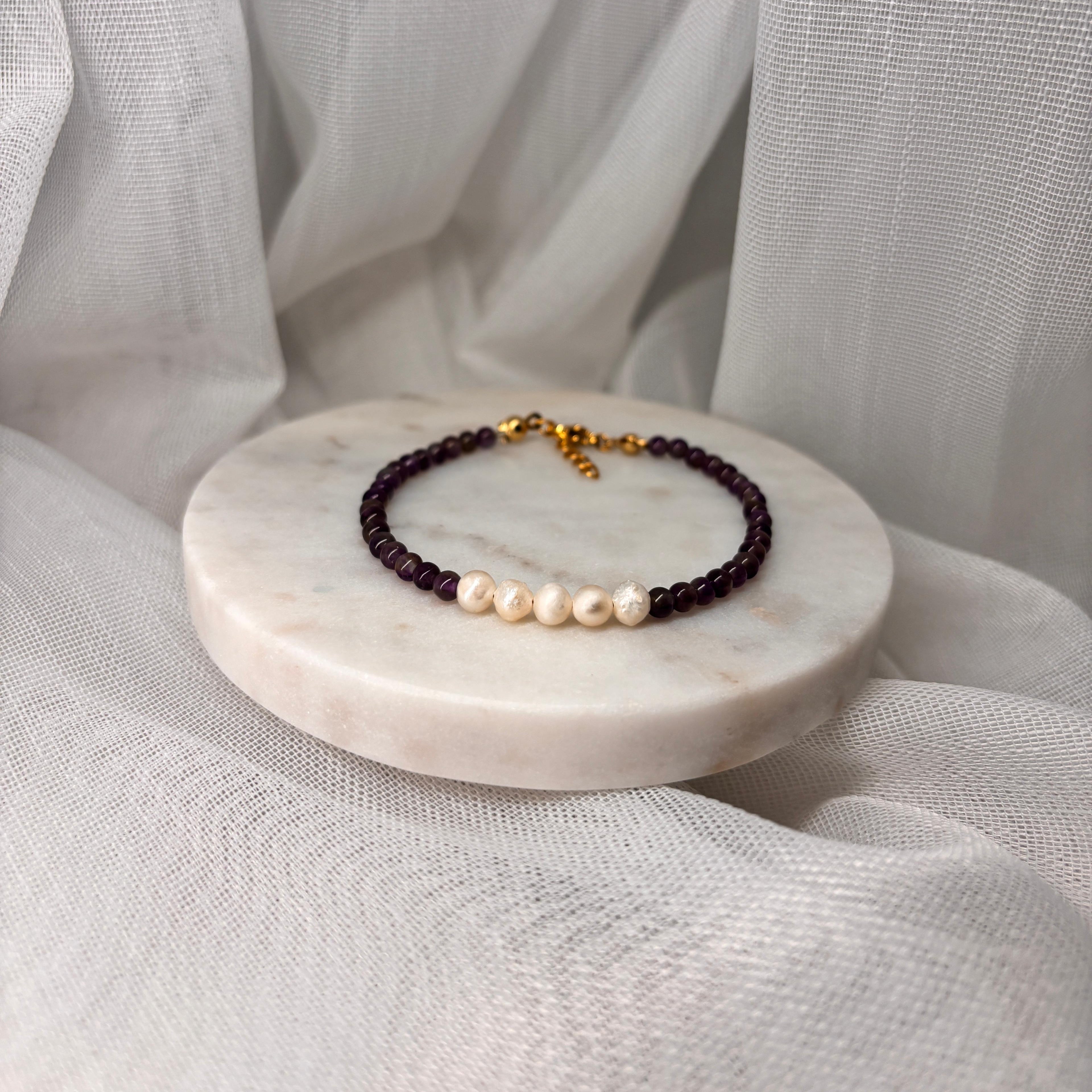 Verschiedene Armbänder mit Verschluss