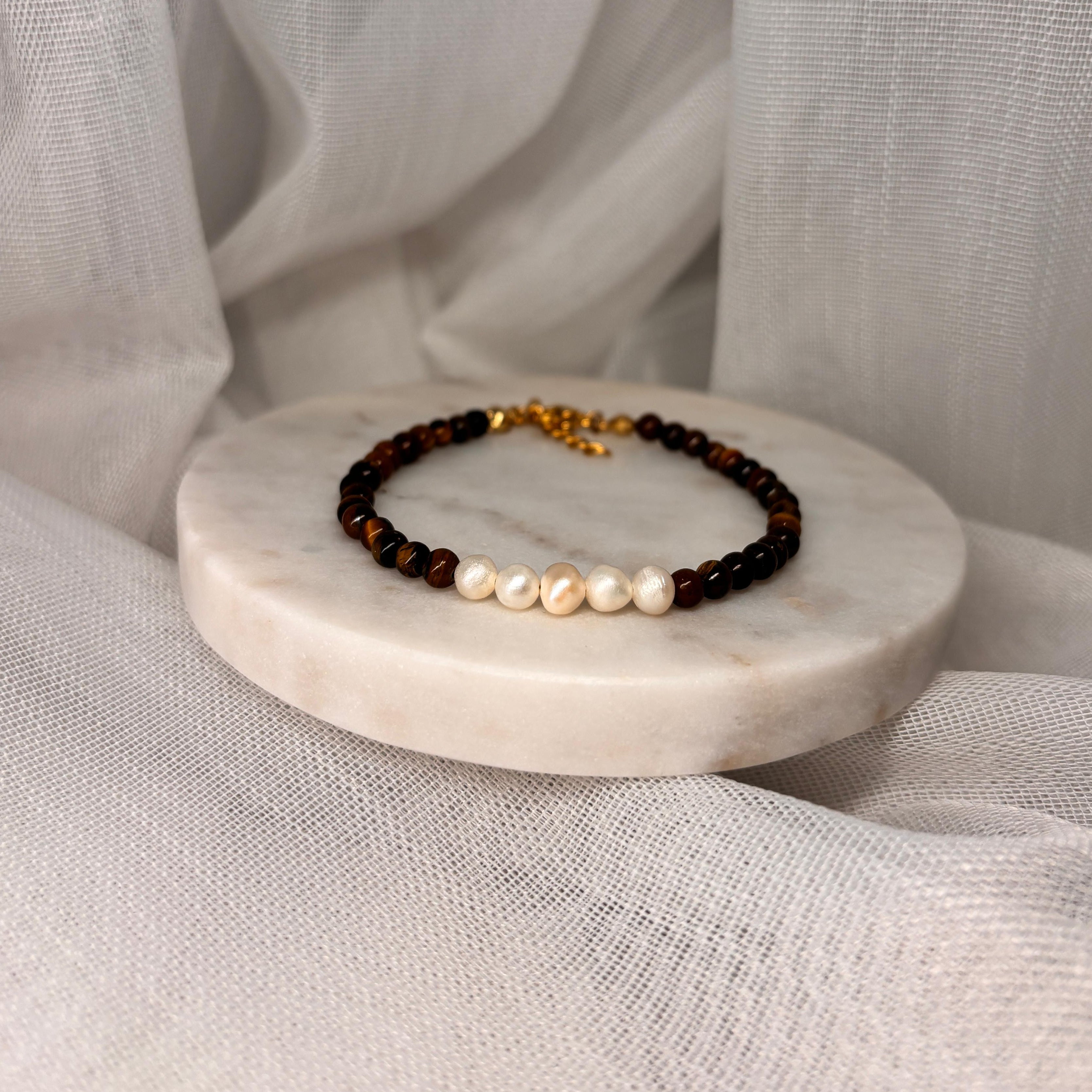 Verschiedene Armbänder mit Verschluss