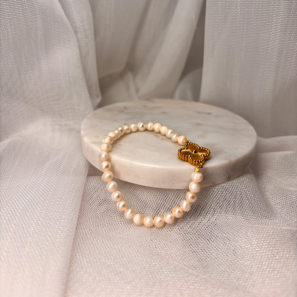 Armband aus natürlichen Süßwasserperlen mit Kleeblatt-Anhänger