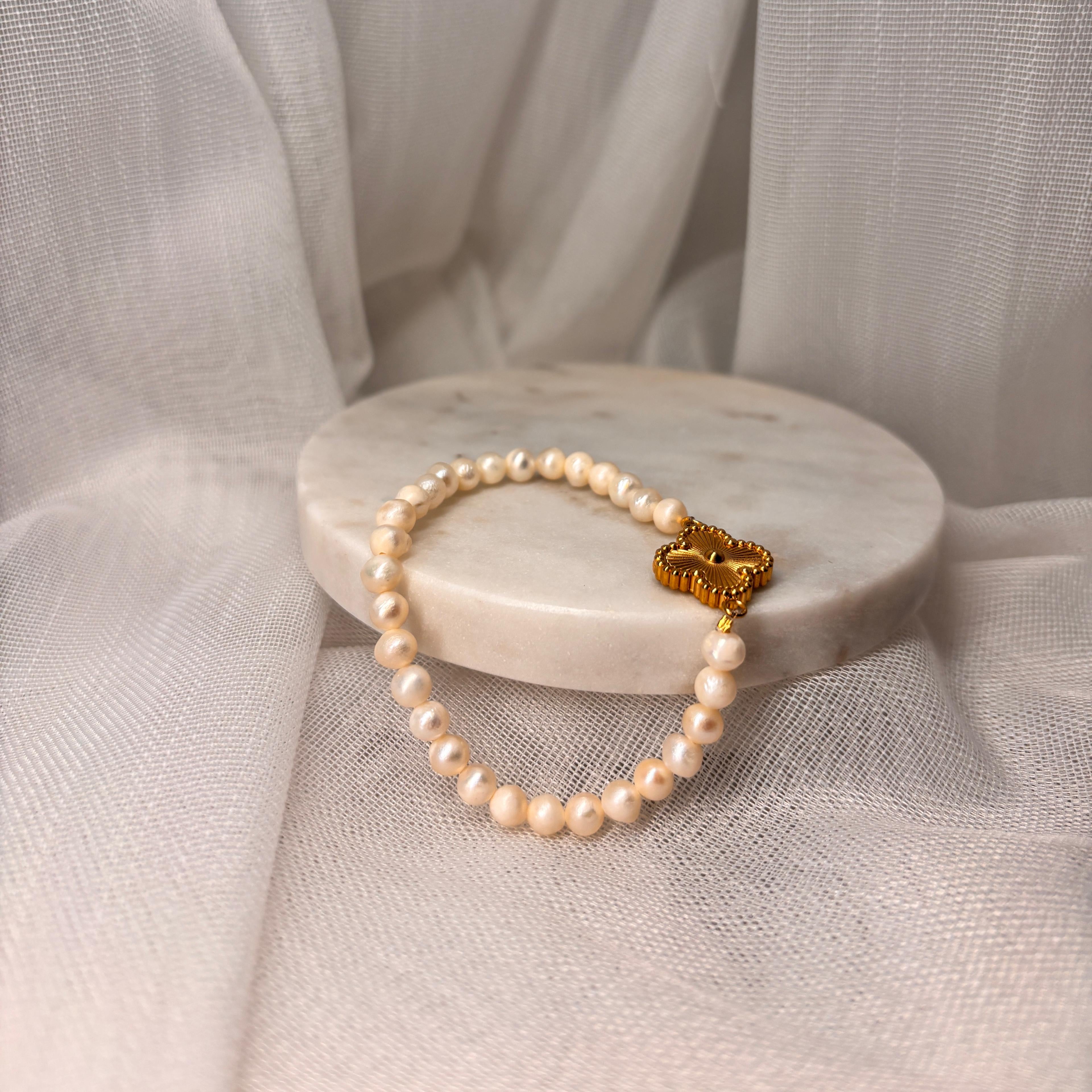Armband aus natürlichen Süßwasserperlen mit Kleeblatt-Anhänger