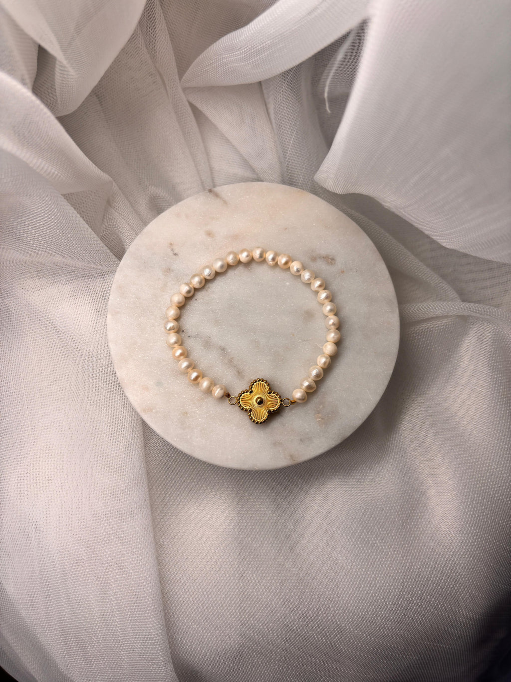 Armband aus natürlichen Süßwasserperlen mit Kleeblatt-Anhänger