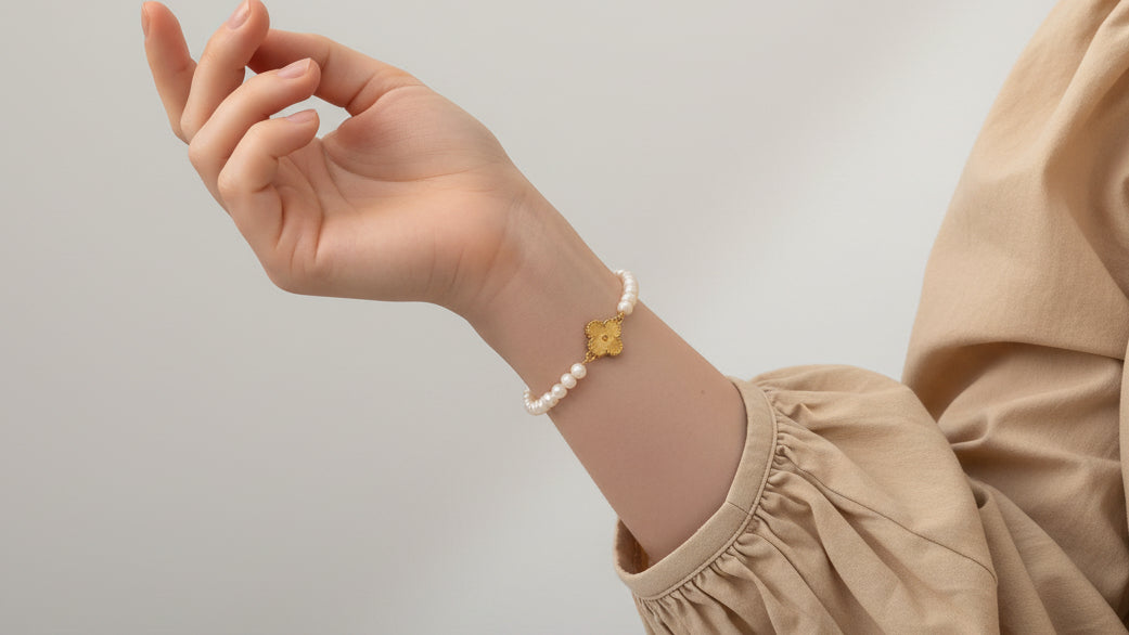 Armband aus natürlichen Süßwasserperlen mit Kleeblatt-Anhänger