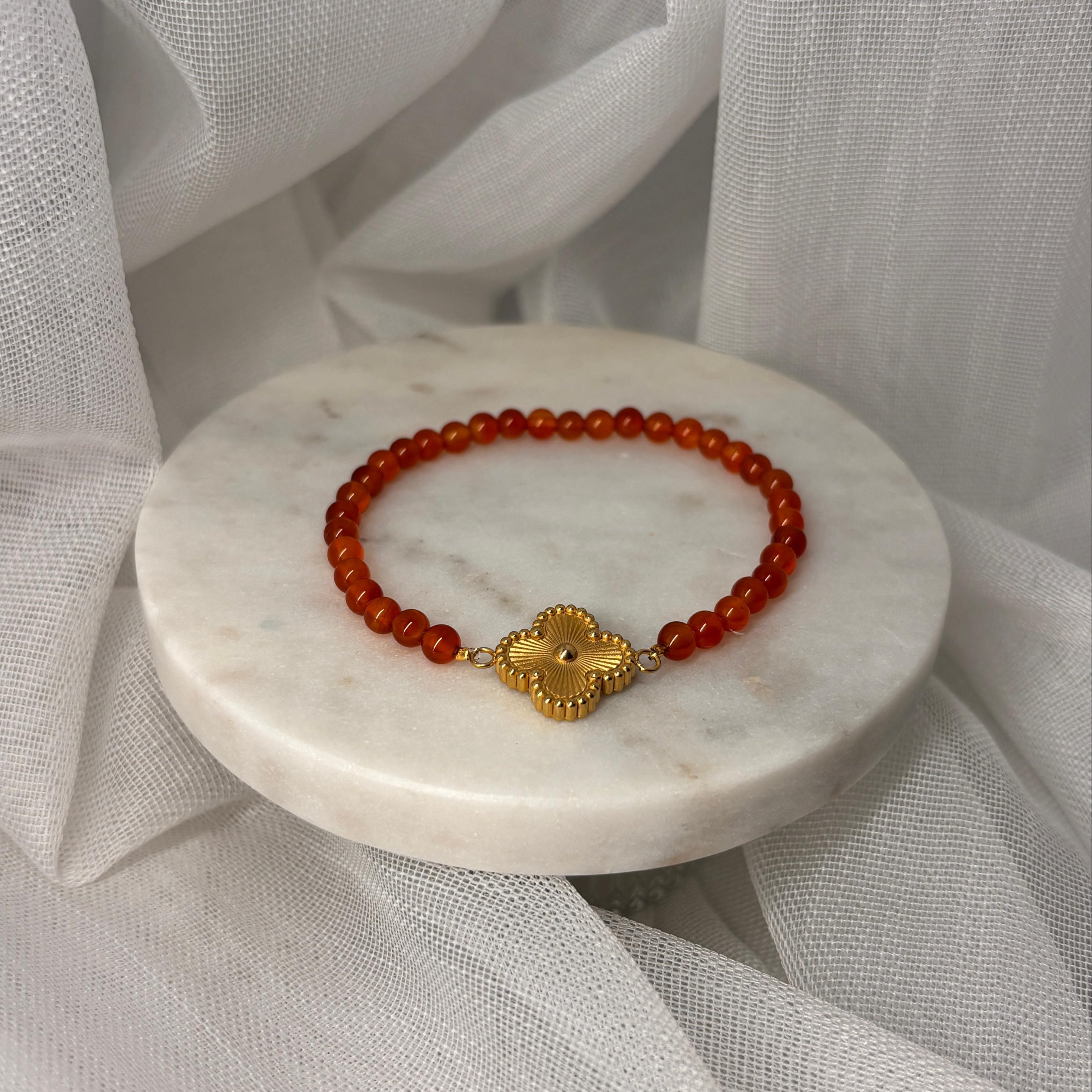 Armband aus natürlichen Edelsteinen - Roter Achat mit Kleeblatt Charm