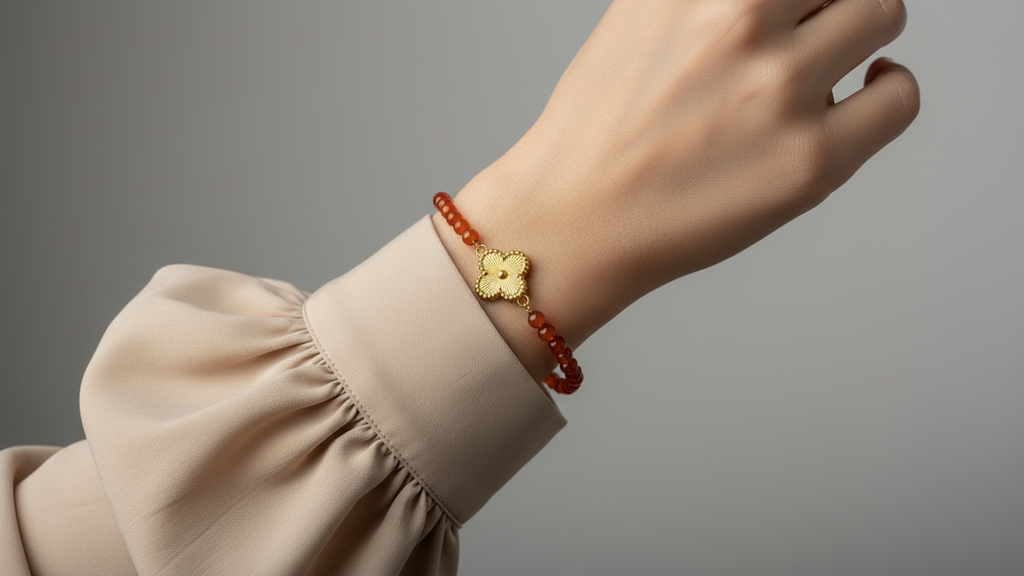 Armband aus natürlichen Edelsteinen - Roter Achat mit Kleeblatt Charm
