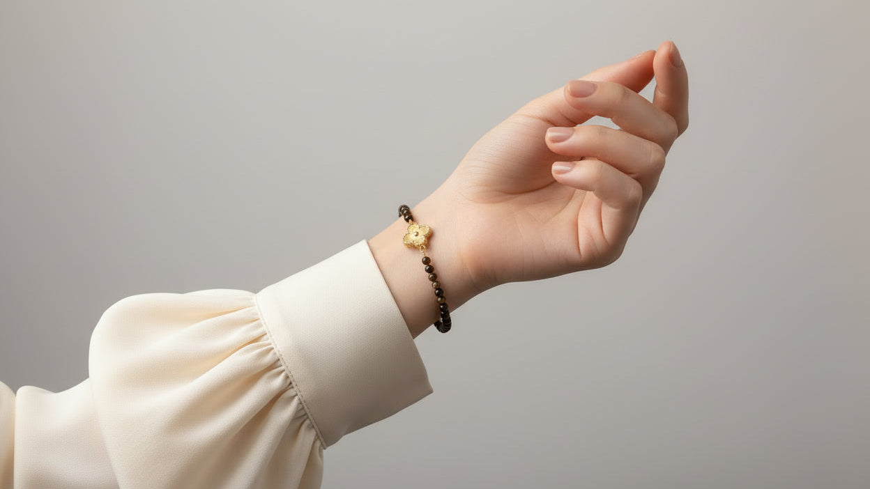 Armband aus natürlichen Edelsteinen - Tigerauge mit Kleeblatt-Anhänger