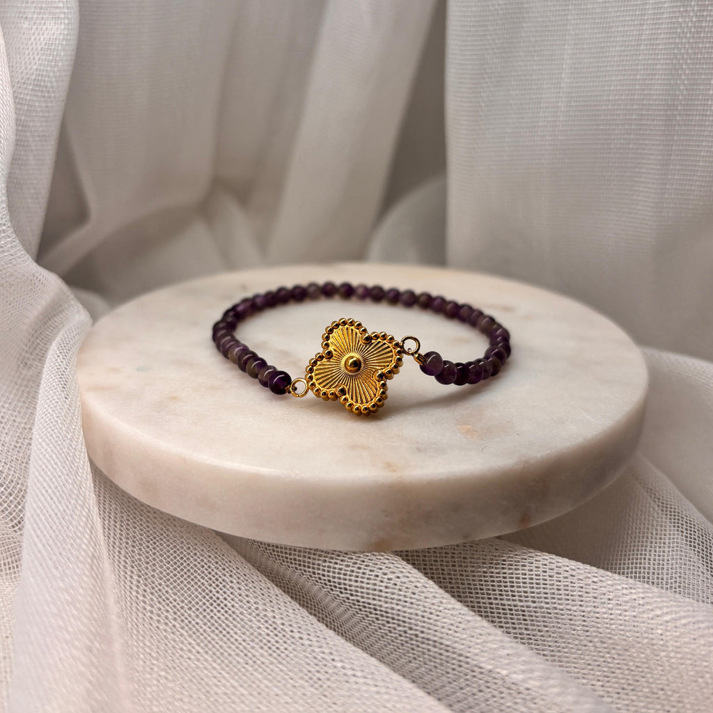 Armband aus natürlichen Edelsteinen - Amethyst mit Kleeblatt-Anhänger