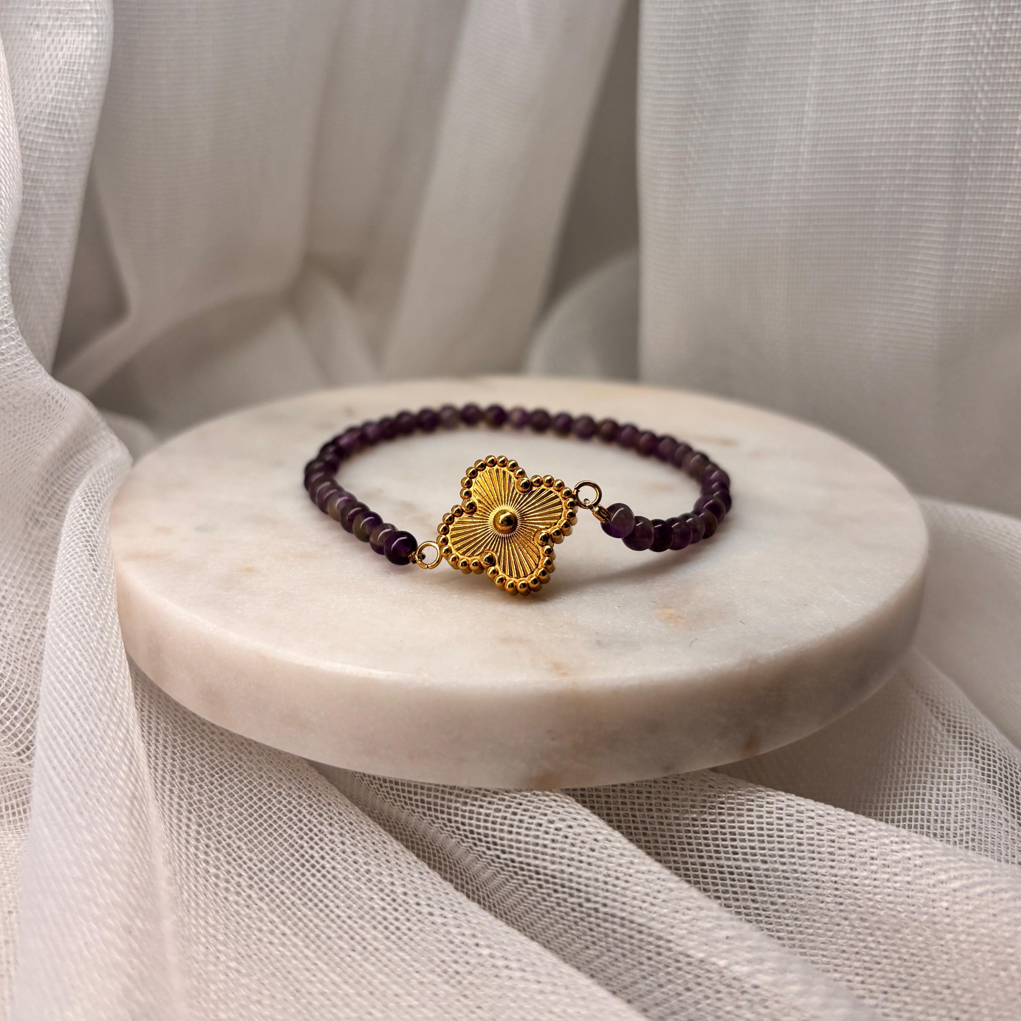 Armband aus natürlichen Edelsteinen - Amethyst mit Kleeblatt-Anhänger