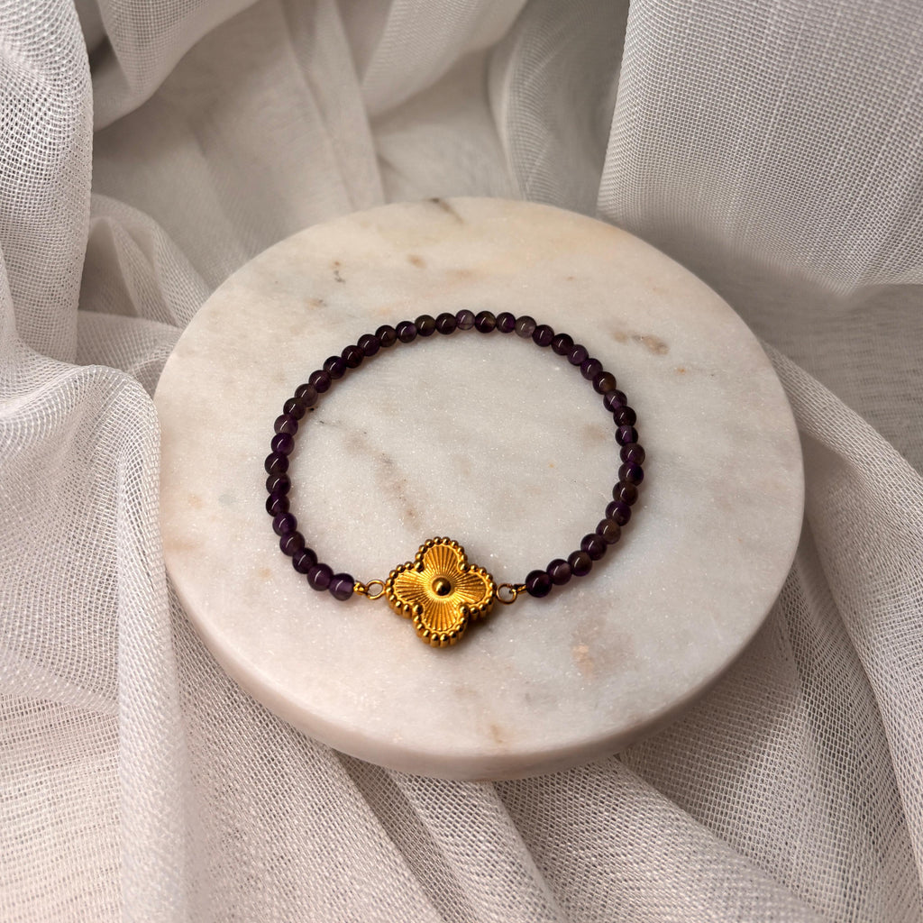 Armband aus natürlichen Edelsteinen - Amethyst mit Kleeblatt-Anhänger