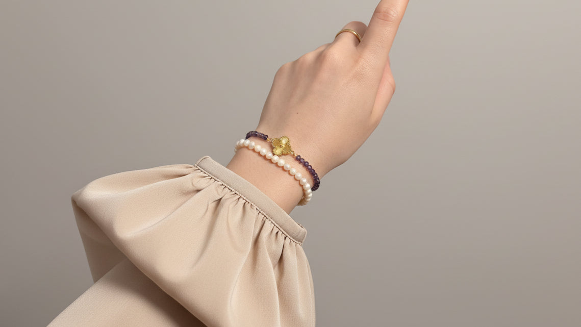 Armband aus natürlichen Edelsteinen - Amethyst mit Kleeblatt-Anhänger