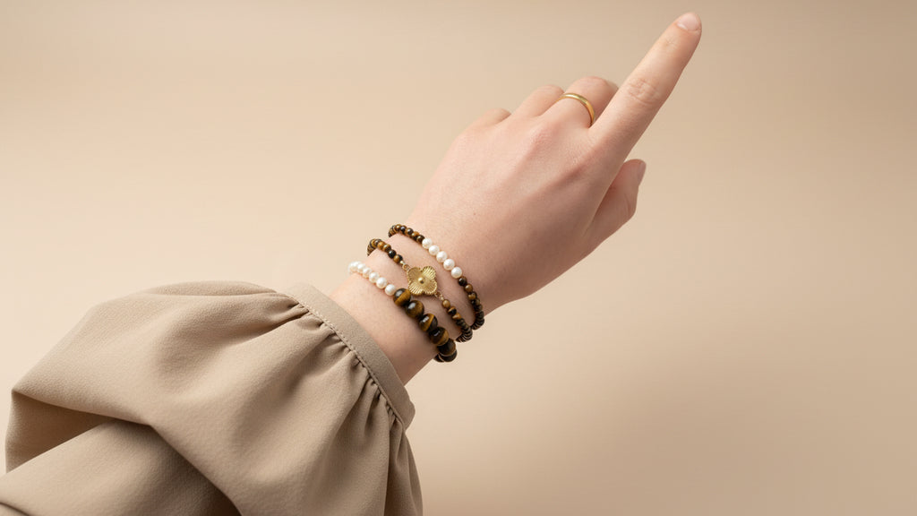 Armband aus natürlichen Edelsteinen - Tigerauge mit Kleeblatt-Anhänger